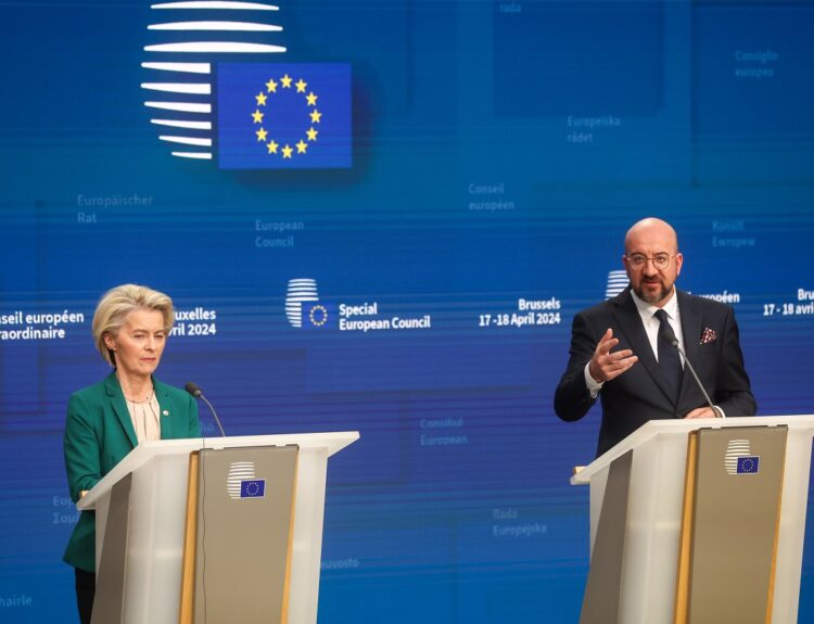 Η πρόεδρος της Ευρωπαϊκής Επιτροπής Ούρσουλα φον ντερ Λάιεν και ο ο πρόεδρος του Ευρωπαϊκού Συμβουλίου Σαρλ Μισέλ © EPA/OLIVIER HOSLET