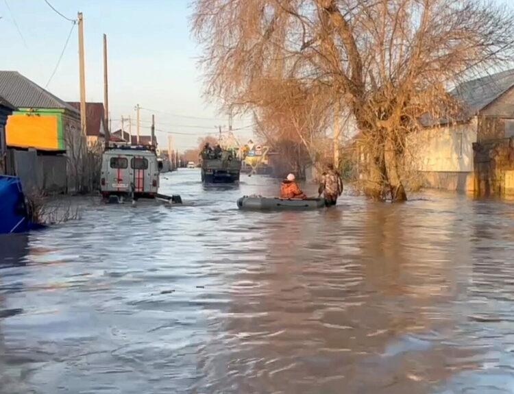 Πλημμύρες στη Ρωσία © EPA/RUSSIAN EMERGENCY SITUATIONS MINISTRY PRESS SERVICE