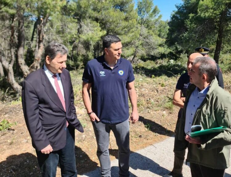 Αυτοψία στην Οινόη για τα έργα πρόληψης και αντιπυρικής προστασίας, από τον Β. Κικίλια και τον Θ. Σκυλακάκη © ΔΤ