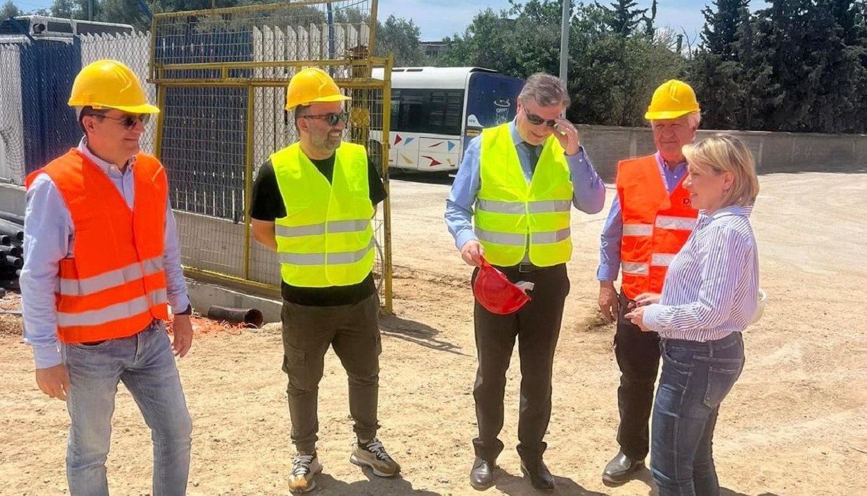 Χριστίνα Αλεξοπούλου στο έργο κατασκευής του σταθμού φόρτισης νέων ηλεκτρικών λεωφορείων του ΟΑΣΘ © Γραφείο Τύπου του υπουργείου Υποδομών και Μεταφορών
