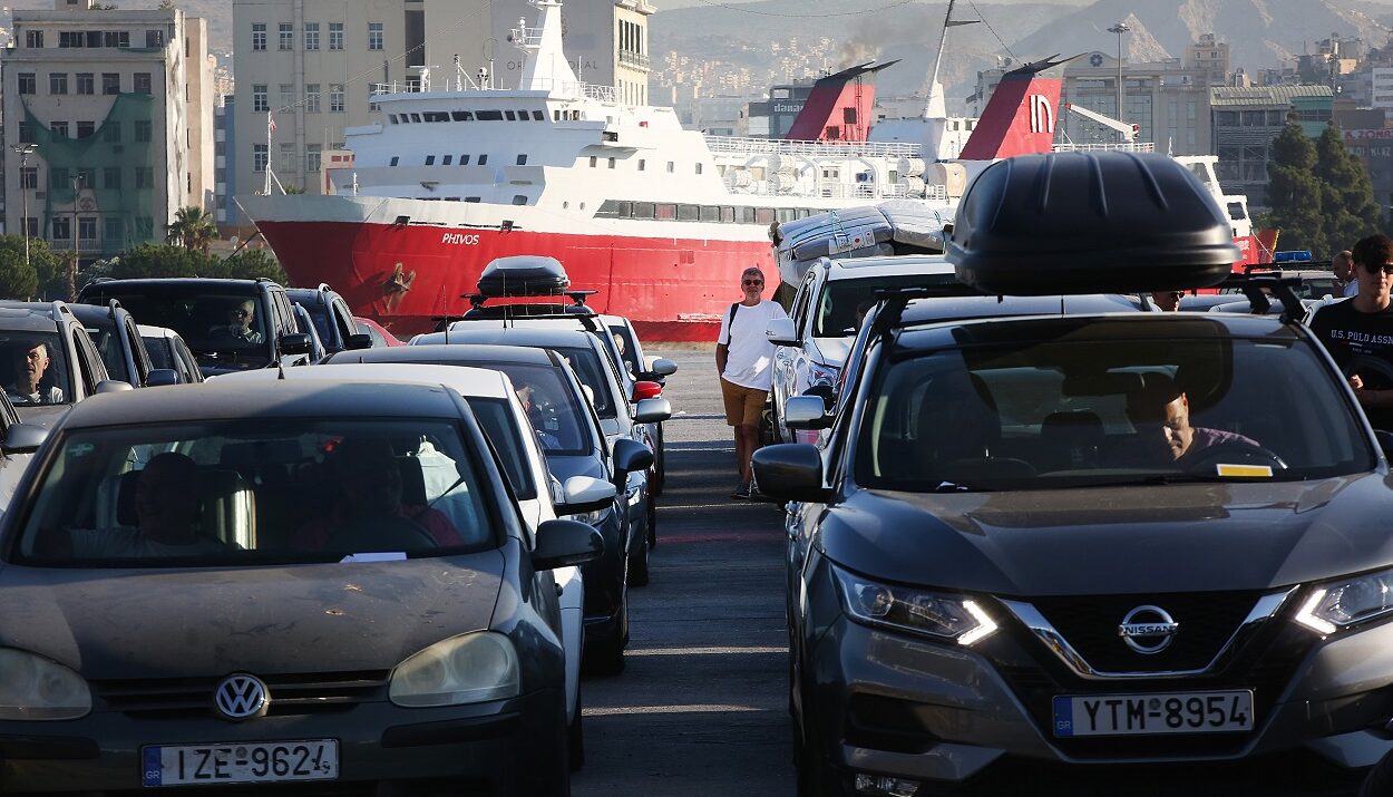 Λιμάνι Πειραιά, αυτοκίνητα ©ΑΠΕ-ΜΠΕ/ΑΠΕ-ΜΠΕ/ΟΡΕΣΤΗΣ ΠΑΝΑΓΙΩΤΟΥ