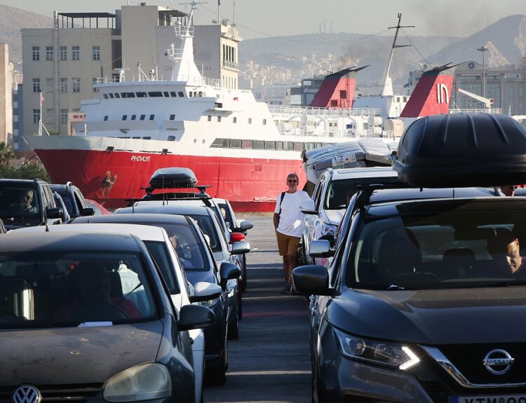 Λιμάνι Πειραιά, αυτοκίνητα ©ΑΠΕ-ΜΠΕ/ΑΠΕ-ΜΠΕ/ΟΡΕΣΤΗΣ ΠΑΝΑΓΙΩΤΟΥ