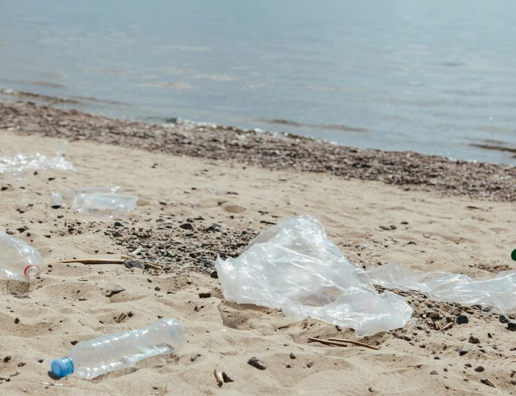 Πλαστικά στη θάλασσα ©Pexels