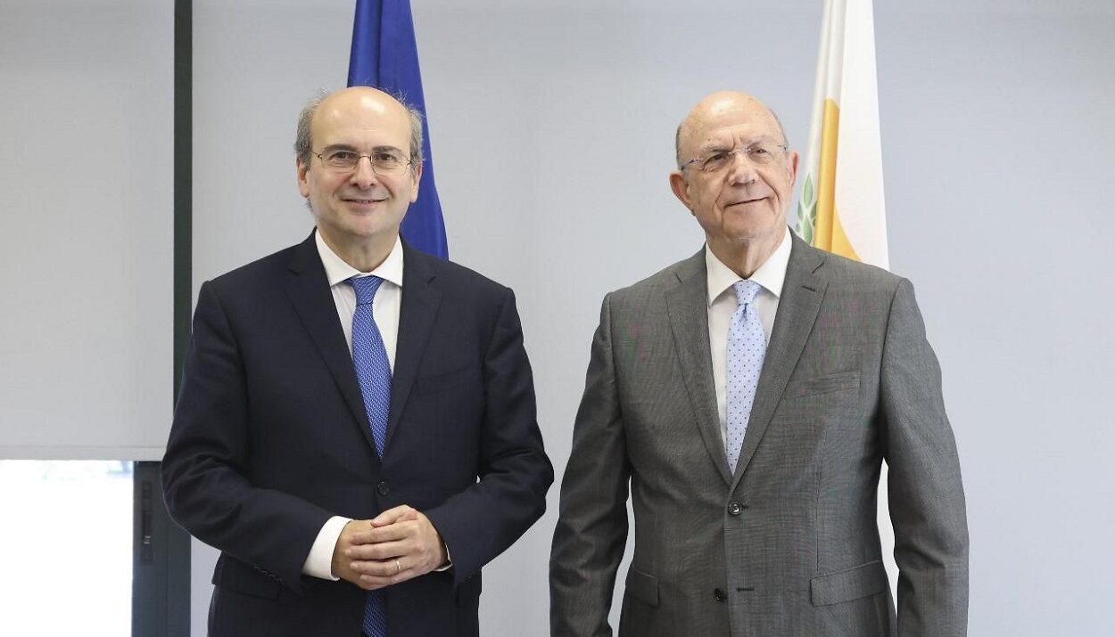 Ο Υπουργός Εθνικής Οικονομίας και Οικονομικών, Κωστής Χατζηδάκης στο περιθώριο της συνάντησης του με τον Κύπριο ομόλογο του Μάκη Κεραυνό © υπουργείο Οικονομικών