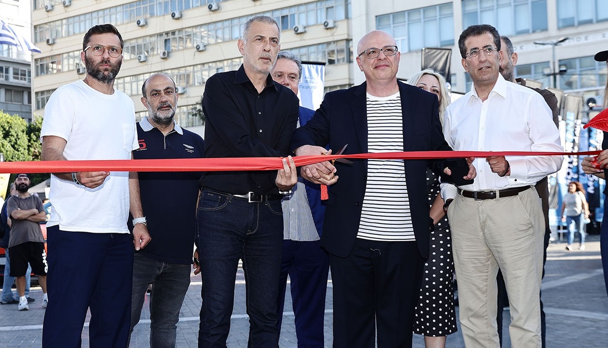 10 - Η κοπή της κορδέλας εγκαινίων από τον Δήμαρχο Πειραιά, Γιάννη Μώραλη ©ΔΤ