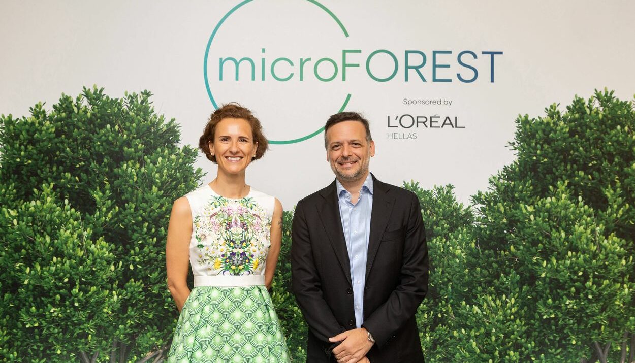 Η Alessandra Delfini, Country Managing Director της L'Oréal Hellas μαζί με το δήμαρχο Αθηναίων Χάρη Δούκα © ΑΠΕ