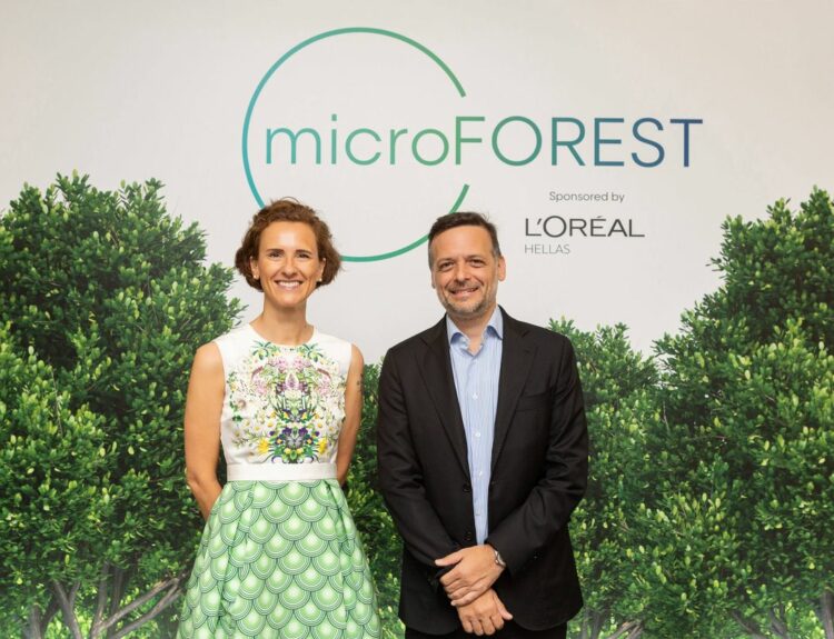 Η Alessandra Delfini, Country Managing Director της L'Oréal Hellas μαζί με το δήμαρχο Αθηναίων Χάρη Δούκα © ΑΠΕ
