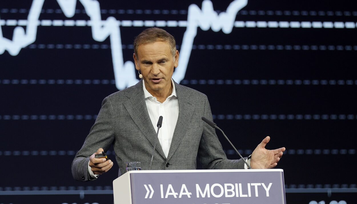 Ο επικεφαλής της Volkswagen Όλιβερ Μπλουμ ©EPA/RONALD WITTEK