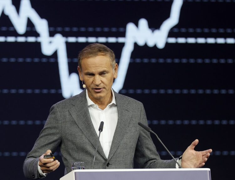 Ο επικεφαλής της Volkswagen Όλιβερ Μπλουμ ©EPA/RONALD WITTEK