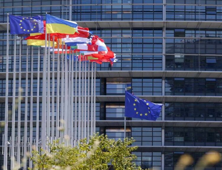 Ευρωπαϊκές σημαίες κυματίζουν μπροστά από το Ευρωπαϊκό Κοινοβούλιο στο Στρασβούργο © JULIEN WARNAND