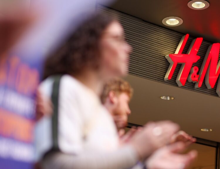 Fast fashion © EPA/OLIVIER HOSLET