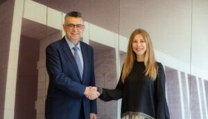 Ο κ. Άγγελος Μπενόπουλος, Εντεταλμένος Σύμβουλος και Εκτελεστικό Μέλος Δ.Σ. της ΓΕΚ ΤΕΡΝΑ και η Διευθύνουσα Σύμβουλος Microsoft για Ελλάδα, Κύπρο & Μάλτα, Γιάννα Ανδρονοπούλου © ΔΤ