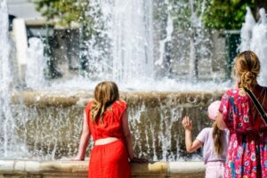 Καύσωνας, στιγμιότυπο από το σιντριβάνι στην πλατεία Ομονοίας, στο κέντρο της Αθήνας © EUROKINISSI / ΓΙΩΡΓΟΣ ΚΟΝΤΑΡΙΝΗΣ