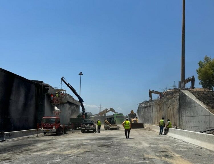 Κατεδάφιση γέφυρας στην Εθνική Οδό Αθηνών-Κορίνθου © ΑΠΕ