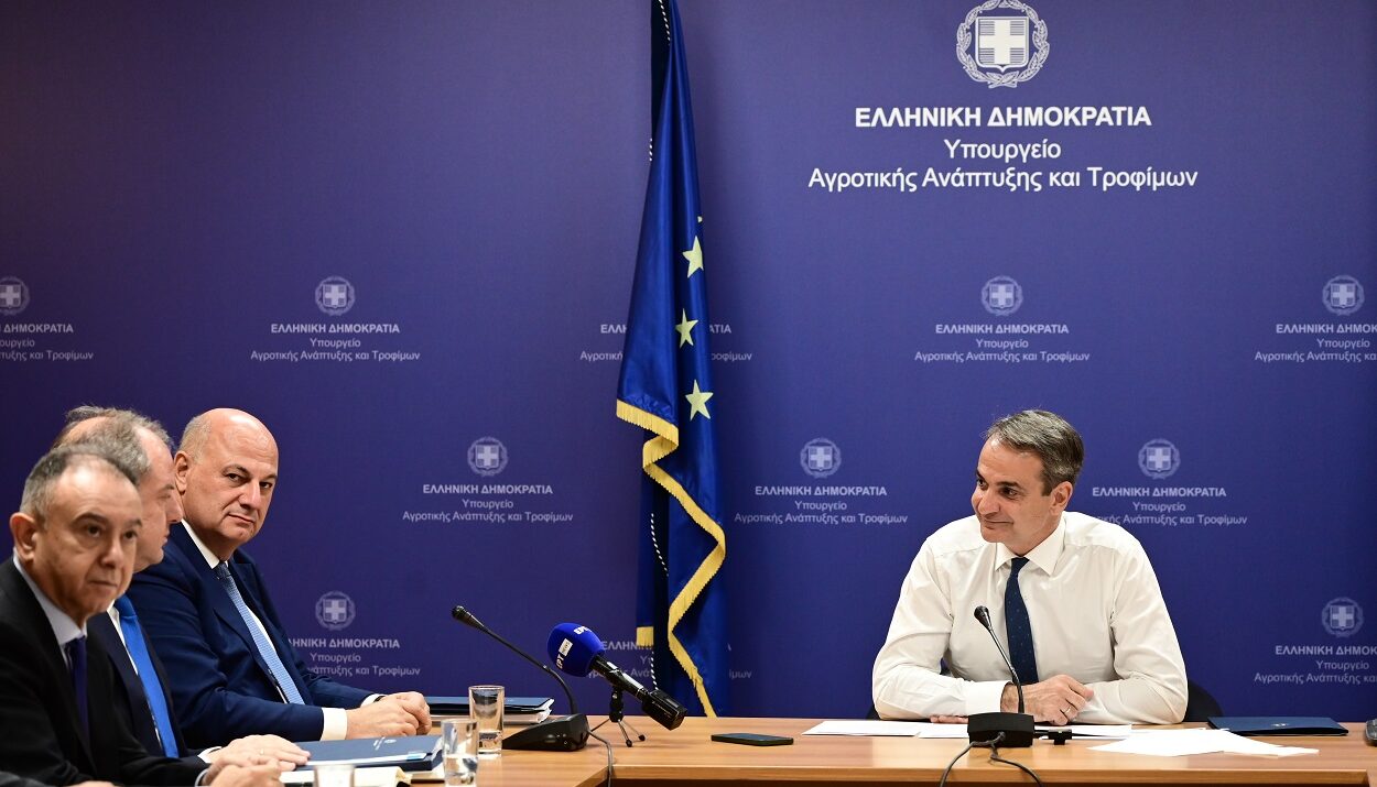 Ο Κυριάκος Μητσοτάκης, κατά την επίσκεψή του στο υπουργείο Αγροτικής Ανάπτυξης © Eurokinissi