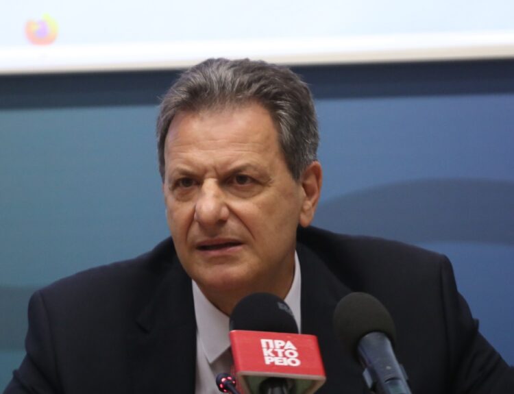 Ο υπουργός Περιβάλλοντος και Ενέργειας Θεόδωρος Σκυλακάκης, παρουσιάζει σε συνέντευξη Τύπου την πορεία υλοποίησης πρωτοβουλιών σχετικών με την πυροπροστασία, © ΑΠΕ-ΜΠΕ/ ΟΡΕΣΤΗΣ ΠΑΝΑΓΙΩΤΟΥ