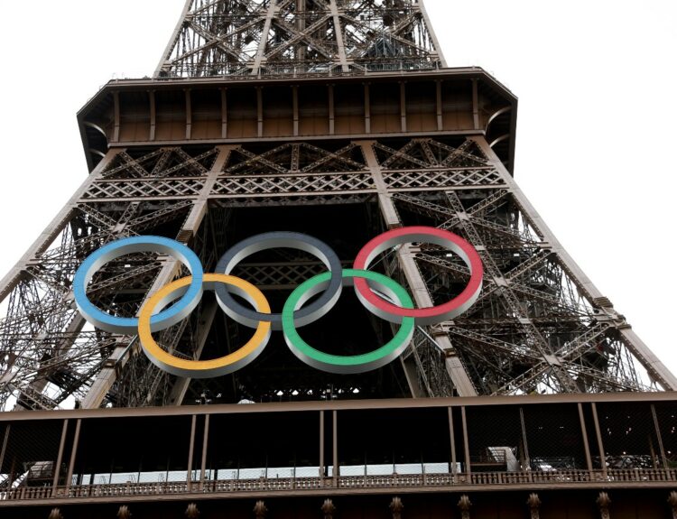 Το σήμα των Ολυμπιακών Αγώνων του 2024 στον Πϋργο του Άιφελ EPA_ALI HAIDER