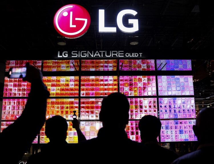 LG ©EPA/CAROLINE BREHMAN