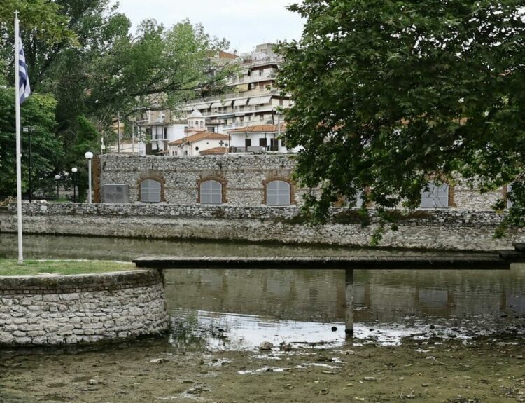Το πάρκο της Αγίας Βαρβάρας στη Δράμα με ελάχιστο νερό © ΑΠΕ-ΜΠΕ/ΠΑΥΛΟΣ ΣΙΔΗΡΟΠΟΥΛΟΣ