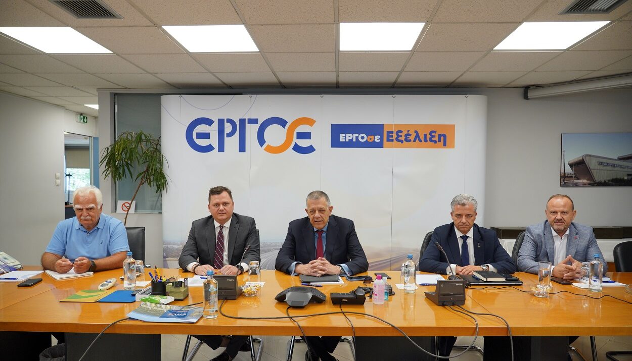 Ο υφυπουργός Υποδομών κ. Νίκος Ταχιάος, επισκέφθηκε τα γραφεία της ΕΡΓΟΣΕ, όπου είχε συνάντηση με τον Διευθύνοντα Σύμβουλο, κ. Χρήστο Παληό © ΔΤ