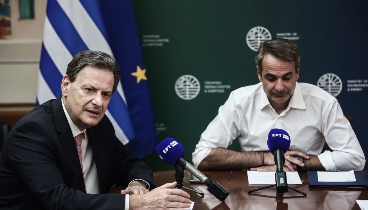 O Κυριάκος Μητσοτάκης και ο Θόδωρος Σκυλακάκης © ΚΩΣΤΑΣ ΤΖΟΥΜΑΣ/EUROKINISSI)