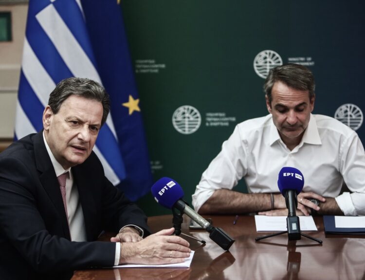 O Κυριάκος Μητσοτάκης και ο Θόδωρος Σκυλακάκης © ΚΩΣΤΑΣ ΤΖΟΥΜΑΣ/EUROKINISSI)