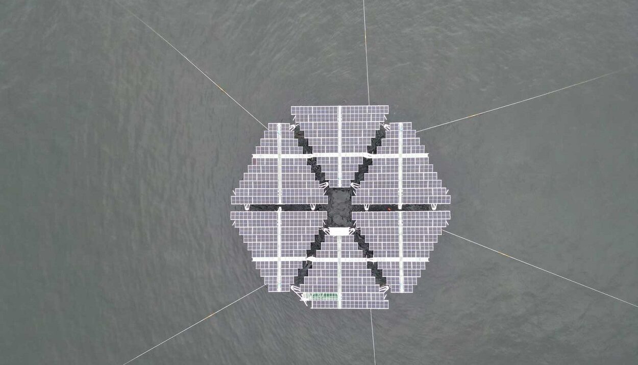 RWE, Πλωτό φωτοβολταϊκό ©https://www.rwe.com/en/press/rwe-offshore-wind-gmbh/2024-07-04-solarduck-and-rwe-successfully-install-offshore-floating-solar-pilot-meganser/