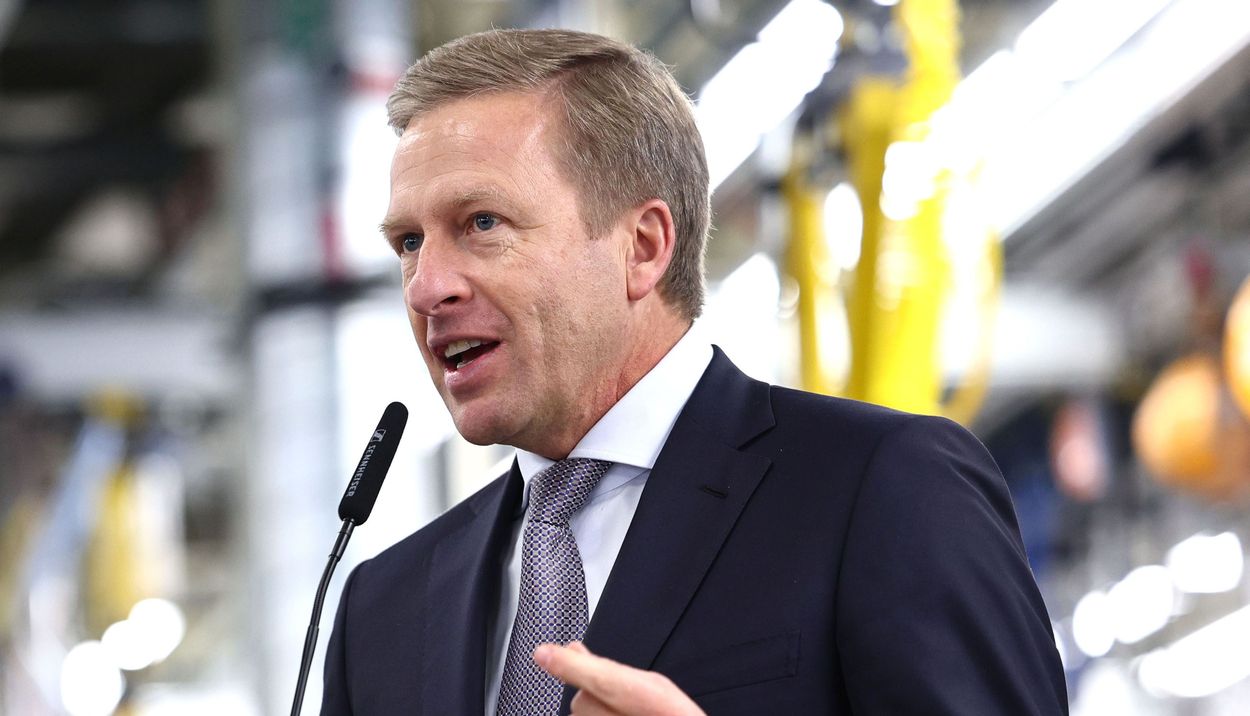 O CEO της BMW, Oliver Zipse © EPA/ANNA SZILAGYI