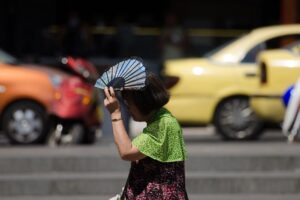 Καύσωνας στην Αθηνα, γυναίκα με βεντάλια © ΑΠΕ ΜΠΕ/ΑΠΕ ΜΠΕ/Φώτης Πλέγας