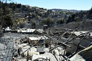 Ό,τι απέμεινε από σπίτι στον Βαρνάβα Αττικής μετά τη φωτιά © EUROKINISSI/ΜΙΧΑΛΗΣ ΚΑΡΑΓΙΑΝΝΗΣ