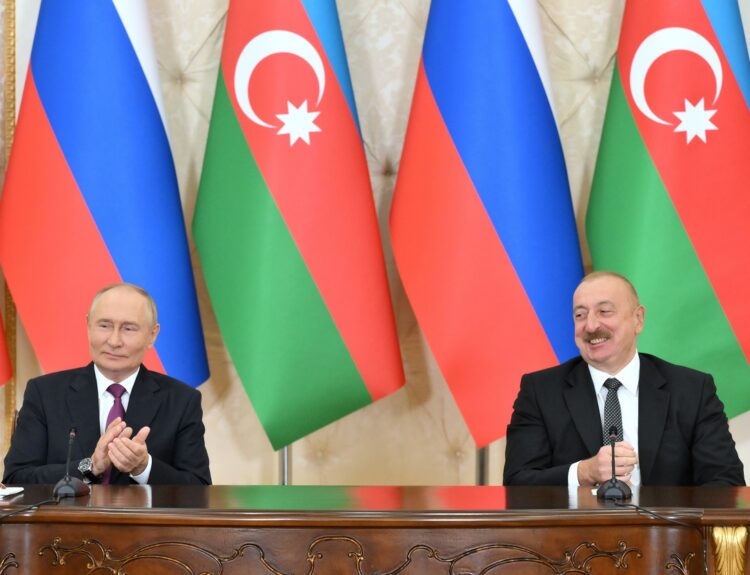 ΒΛΑΝΤΙΜΙΡ ΠΟΥΤΙΝ ΚΑΙ ΙΛΧΑΜ ΑΛΙΓΙΕΦ © EPA/GRIGORY SYSOEV / SPUTNIK / KREMLIN POOL MANDATORY CREDIT
