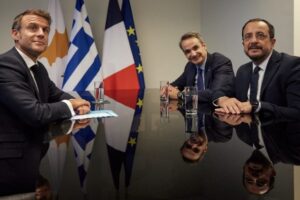 Ο πρόεδρος της Γαλλίας Εμανουέλ Μακρόν, ο πρωθυπουργός Κυριάκος Μητσοτάκης και ο πρόεδρος της Κυπριακής Δημοκρατίας Νίκος Χριστοδουλίδης © ΑΠΕ ΜΠΕ