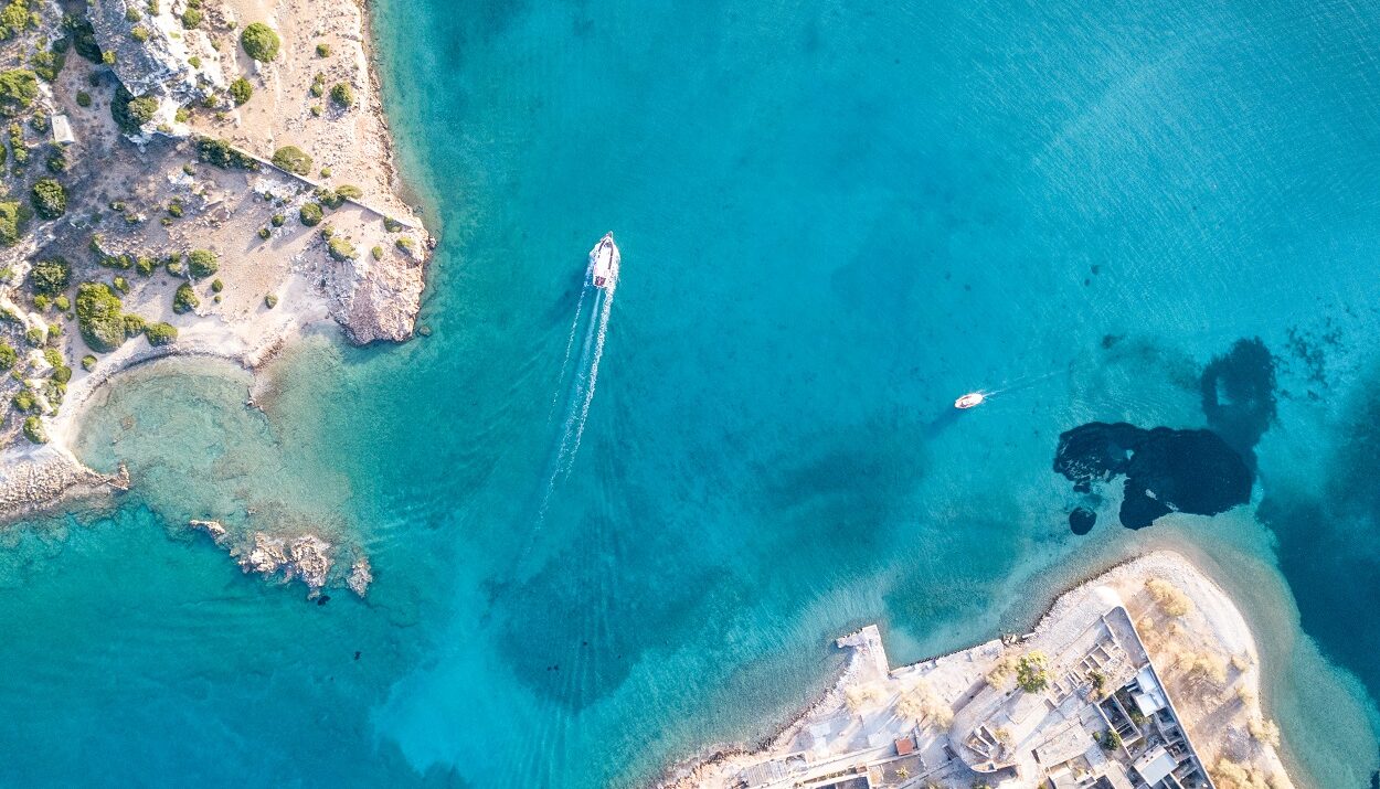 Πράσινα νερά στα νησιά της Ελλάδας © freepik