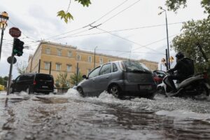 ΒΡΟΧΕΣ ΣΤΟ ΚΕΝΤΡΟ ΤΗΣ ΑΘΗΝΑΣ. ΠΡΟΒΛΗΜΑΤΑ ΣΤΗΝ ΚΥΚΛΟΦΟΡΙΑ
