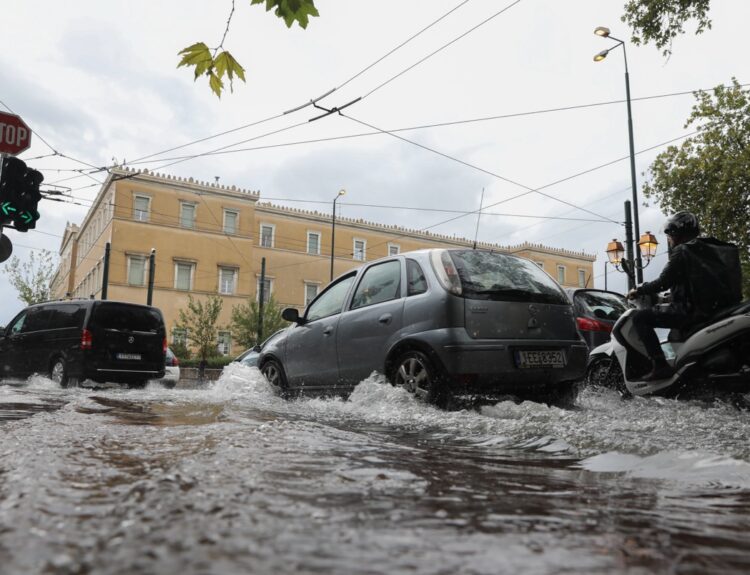 ΒΡΟΧΕΣ ΣΤΟ ΚΕΝΤΡΟ ΤΗΣ ΑΘΗΝΑΣ. ΠΡΟΒΛΗΜΑΤΑ ΣΤΗΝ ΚΥΚΛΟΦΟΡΙΑ