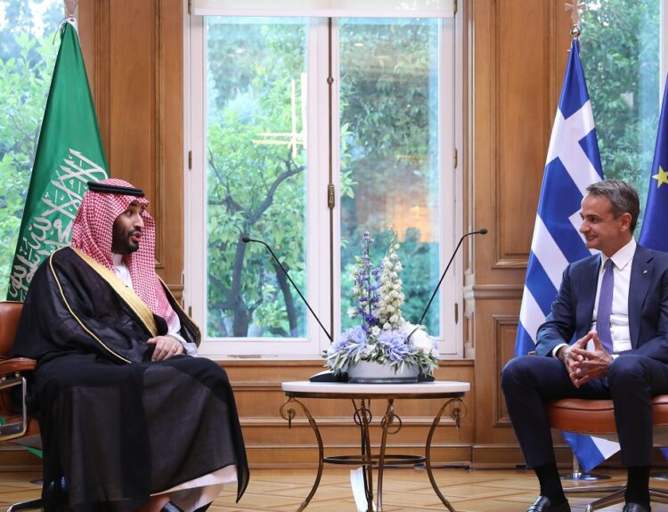 Ο πρωθυπουργός Κυριάκος Μητσοτάκης (Δ) συνομιλεί με τον Πρίγκιπα Διάδοχο του Βασιλείου της Σαουδικής Αραβίας, Mohammed Bin Salman Bin Abdulaziz Al-Saud (Α) © ΑΠΕ-ΜΠΕ/ΑΠΕ-ΜΠΕ/ΓΙΩΡΓΟΣ ΒΙΤΣΑΡΑΣ