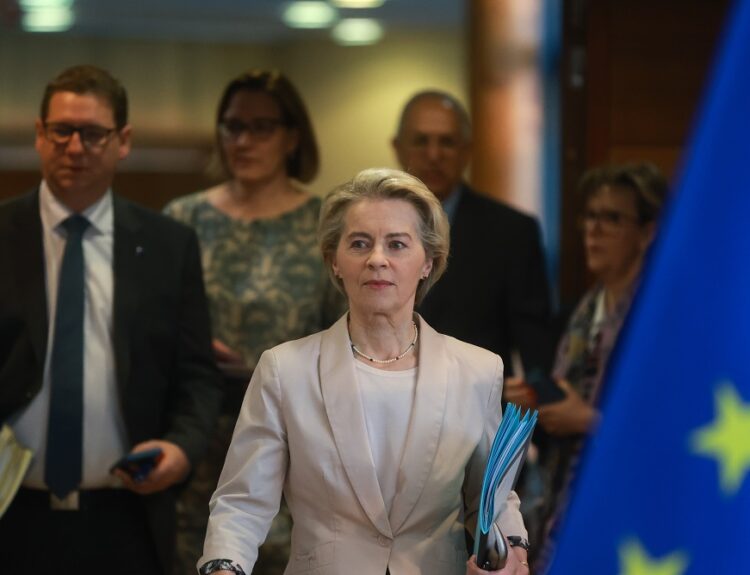 ΟΥΡΣΟΥΛΑ ΦΟΝ ΝΤΕΡ ΛΑΙΕΝ