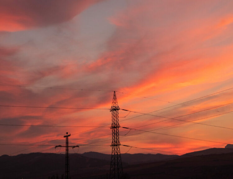 Ηλεκτρικές διασυνδέσεις © Freepik