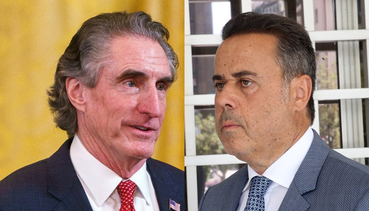 DOUG BURGUM ΚΑΙ ΠΑΠΑΣΤΑΥΡΟΥ