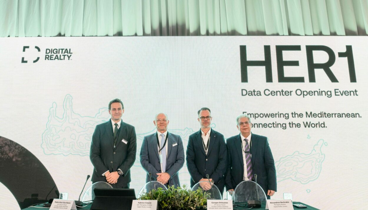 Pablo Ruiz-Escribano, SVP Secure Power & Data Centers Business Schneider Electric, Fabrice Coquio, SVP, Managing Director Digital Realty Greece, Γιώργος Δριτσάνος, VP Secure Power & Data Center Business Schneider Electric για την Κεντροανατολική Ευρώπη και ο Αλέξανδρος Μπεχράκης, Managing Director της Digital Realty Greece © Digital Realty