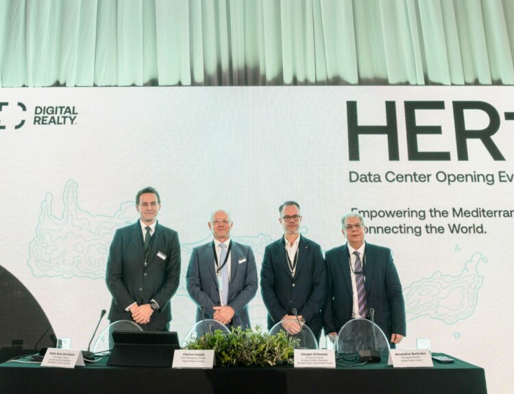 Pablo Ruiz-Escribano, SVP Secure Power & Data Centers Business Schneider Electric, Fabrice Coquio, SVP, Managing Director Digital Realty Greece, Γιώργος Δριτσάνος, VP Secure Power & Data Center Business Schneider Electric για την Κεντροανατολική Ευρώπη και ο Αλέξανδρος Μπεχράκης, Managing Director της Digital Realty Greece © Digital Realty