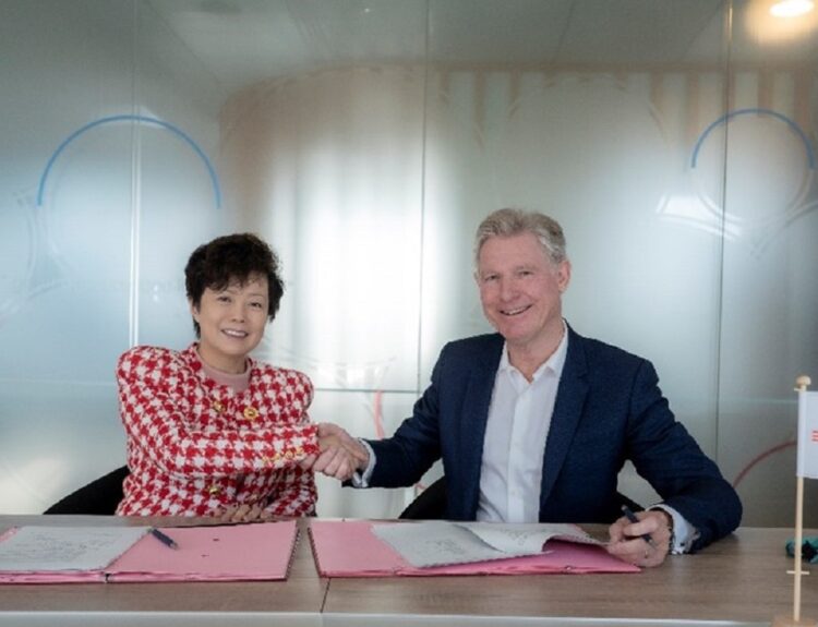 Από αριστερά προς τα δεξιά: Η Stella Li, Executive Vice President της BYD, και ο Tim Albertsen, Group CEO της Ayvens © ΔΤ