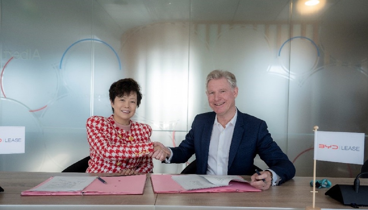 Από αριστερά προς τα δεξιά: Η Stella Li, Executive Vice President της BYD, και ο Tim Albertsen, Group CEO της Ayvens © ΔΤ