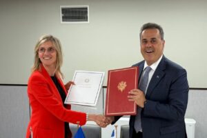Υπουργός Οικολογικής μετάβασης, Βιοποικιλότητας, Δασών, Θάλασσας και Αλιείας της Γαλλίας κα. Agnès Pannier–Runacher, ο Υπουργός Περιβάλλοντος και Ενέργειας, κ. Σταύρος Παπασταύρου © ΥΠΕΝ
