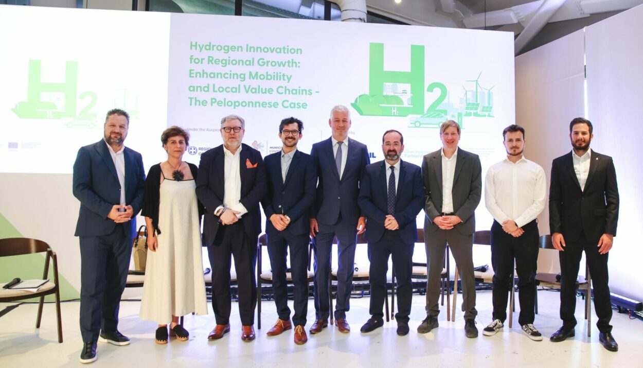 Αναμνηστική φωτογραφία από το TRIERES Workshop με θέμα «Hydrogen Innovation for Regional Growth: Enhancing Mobility and Local Value Chains – The Peloponnese Case» ©TRIERES - Greek Hydrogen Valley