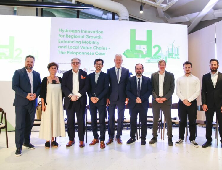 Αναμνηστική φωτογραφία από το TRIERES Workshop με θέμα «Hydrogen Innovation for Regional Growth: Enhancing Mobility and Local Value Chains – The Peloponnese Case» ©TRIERES - Greek Hydrogen Valley