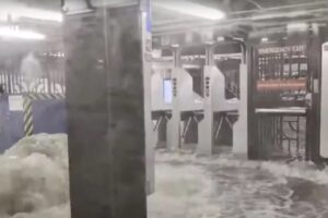 Πλημμύρισαν σταθμοί του Μετρό στη Νέα Υόρκη λόγω των ισχυρών βροχοπτώσεων© Youtube Printscreen