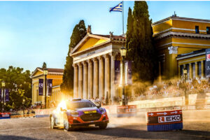 Στιγμιότυπο από τη διεξαγωγή της "EKO Athens Super Special Stage" που πραγματοποιήθηκε στο Ζάππειο © ΔΤ / Helleniq Energy