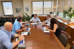 Έκτακτη σύσκεψη συντονισμού Υπουργείου Περιβάλλοντος και Ενέργειας με ΑΔΜΗΕ, ΔΕΔΔΗΕ και ΡΑΑΕΥ εν όψει καύσωνα © ΥΠΕΝ