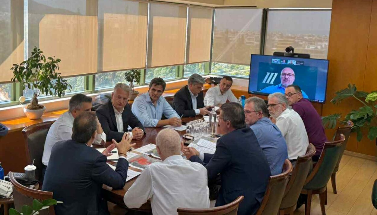 Ο Υπουργός Περιβάλλοντος και Ενέργειας, κ. Σταύρος Παπασταύρου συγκάλεσε σήμερα σύσκεψη εργασίας για την αποκατάσταση των πληγεισών περιοχών της Κορινθίας © ΥΠΕΝ